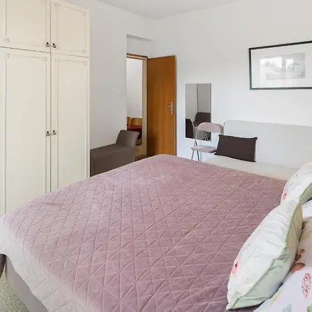 Cozy Apartment In Lovrecica With Wifi
