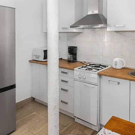 Cozy Apartment In Lovrecica With Wifi Appartamento