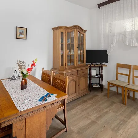 Appartamento Cozy Apartment In Lovrecica With Wifi