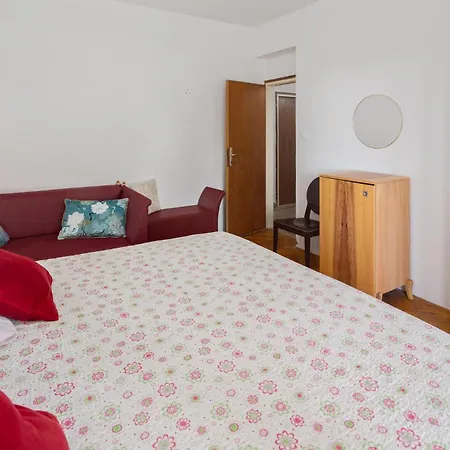 2 Bedroom Pet Friendly In Apartment *