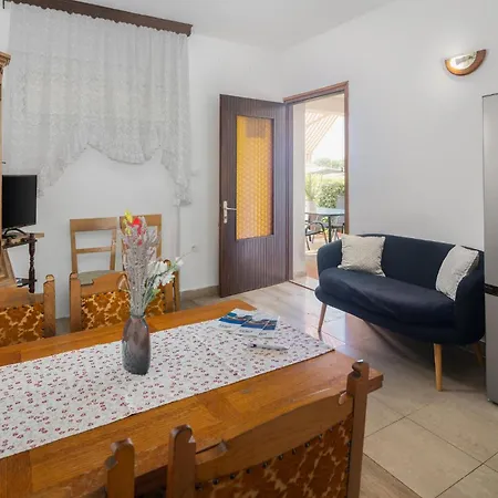 Apartment 2 Bedroom Pet Friendly In Lovrecica (Istria)