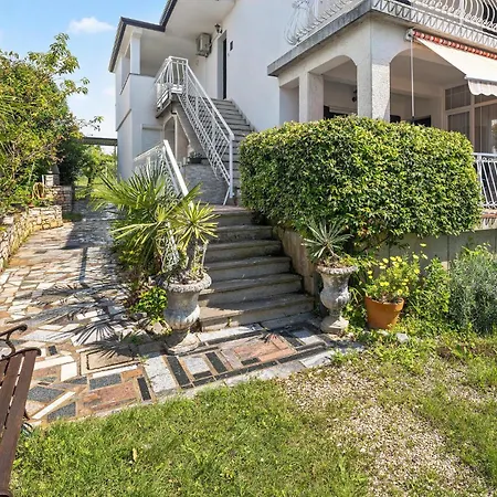 Apartment 2 Bedroom Pet Friendly In