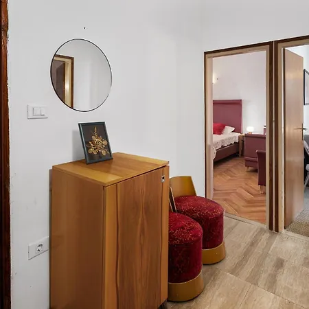 2 Bedroom Pet Friendly In Apartment *