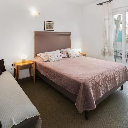 Apartment 2 Bedroom Pet Friendly In Lovrecica (Istria)