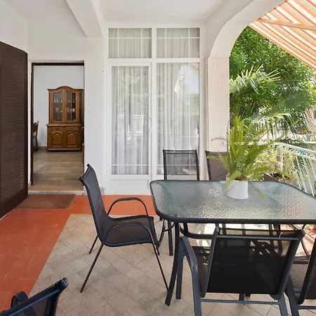 2 Bedroom Pet Friendly In Apartment *